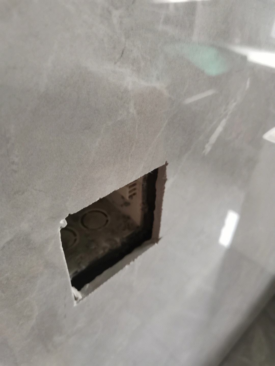 厨房墙砖有空鼓时间久了会不会掉落(厨房墙砖有空鼓时间久了会不会掉落下来)